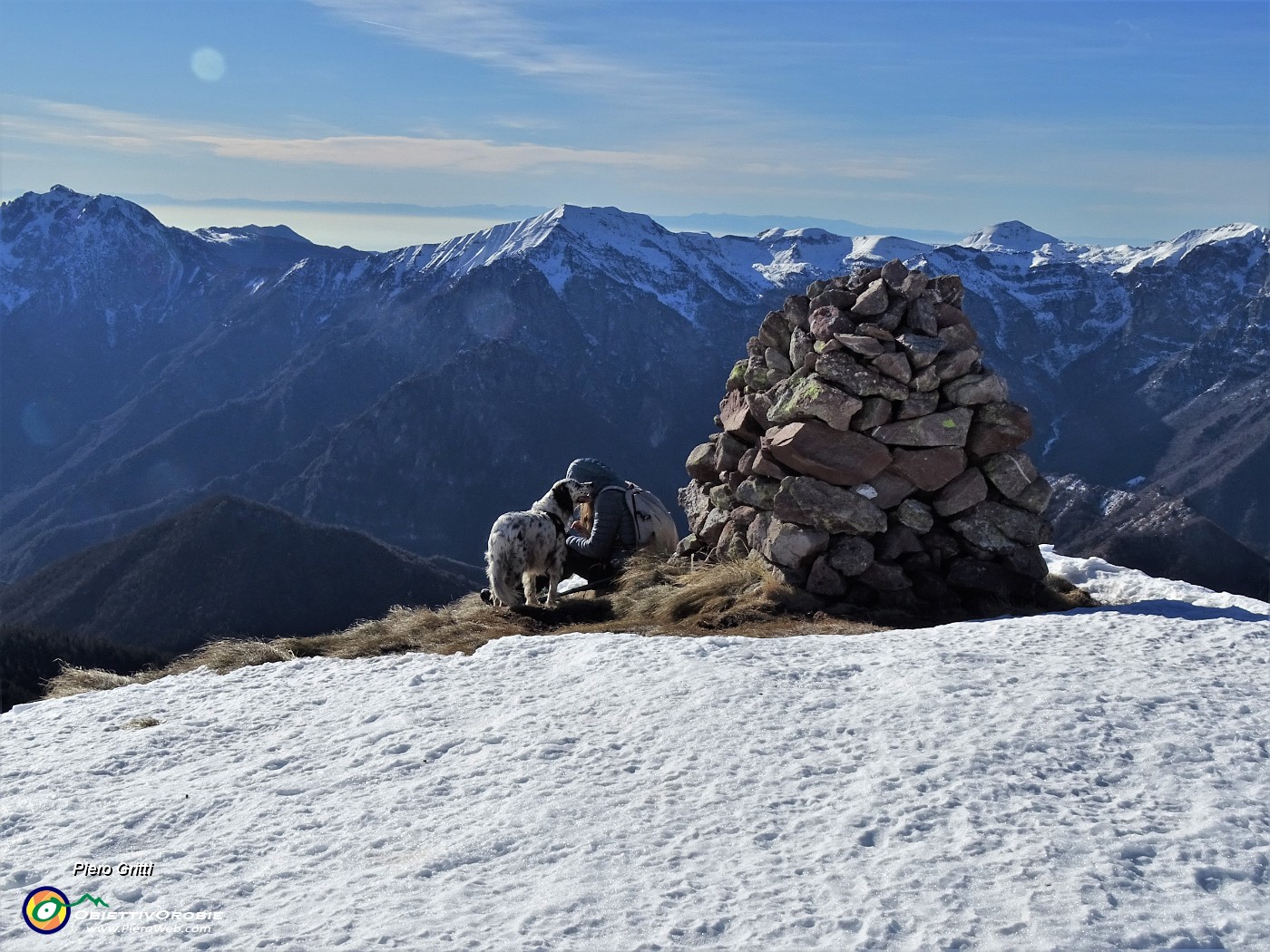 42 Ci ripariamo dal vento dietro l'omone di vetta del Monte Avaro (2080 m).JPG
